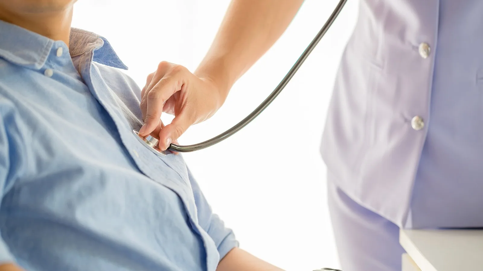 ¿Qué médico trata dolor en el pecho?